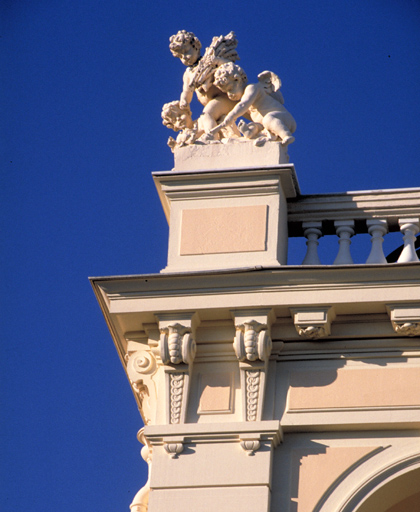 Détail : groupe sculpté dominant l'angle sud-ouest de l'étage en surcroît, depuis le sud.