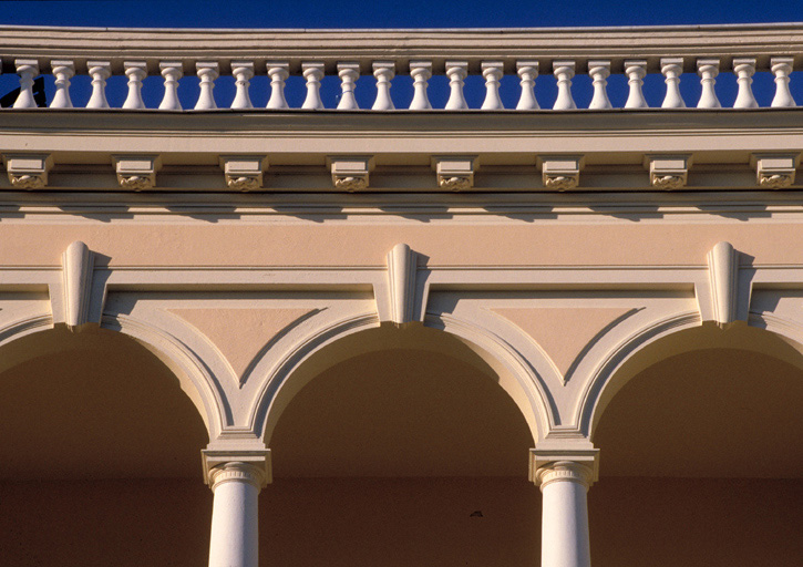 Détail : les arcs de la loggia et la balustrade de la façade sud de l'étage en surcroît, depuis le sud.