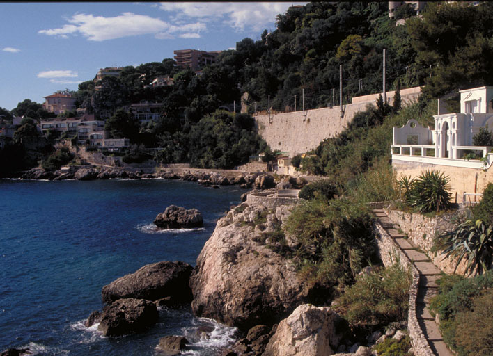 Promenade de bord de mer : l'accès à la mer et le belvédère aménagés sur le sentier du Bord de Mer au niveau de la villa La Colombe, depuis l'est. ; Promenade de bord de mer dans le lotissement Mala : l'accès à la mer et le belvédère aménagés sur le sentier du Bord de Mer au niveau de la villa La Colombe