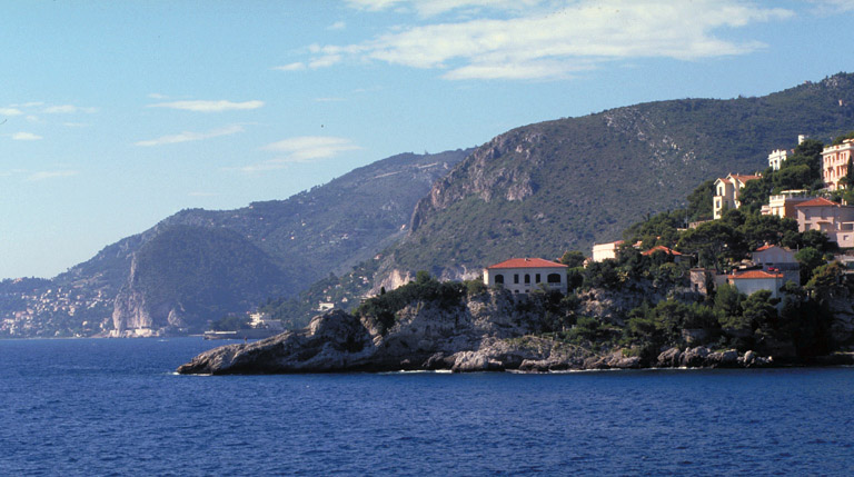 Vue de situation, depuis la mer, à l'est.