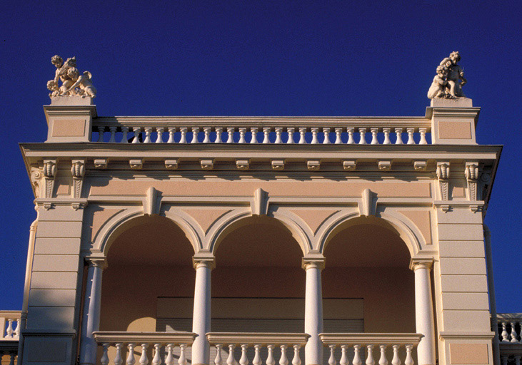 La loggia sur la façade sud, depuis le sud.