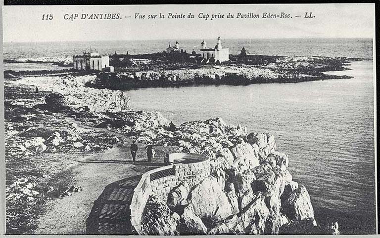 Cap d'Antibes. - Vue sur la pointe du Cap prise du Pavillon Eden-Roc. [Vue de la pointe de l'Ilette avec la villa la Mosquée et son jardin], vers 1925.