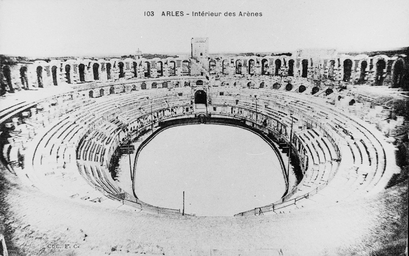 Etat des arènes au début du 20e siècle. Carte postale collection F.C.