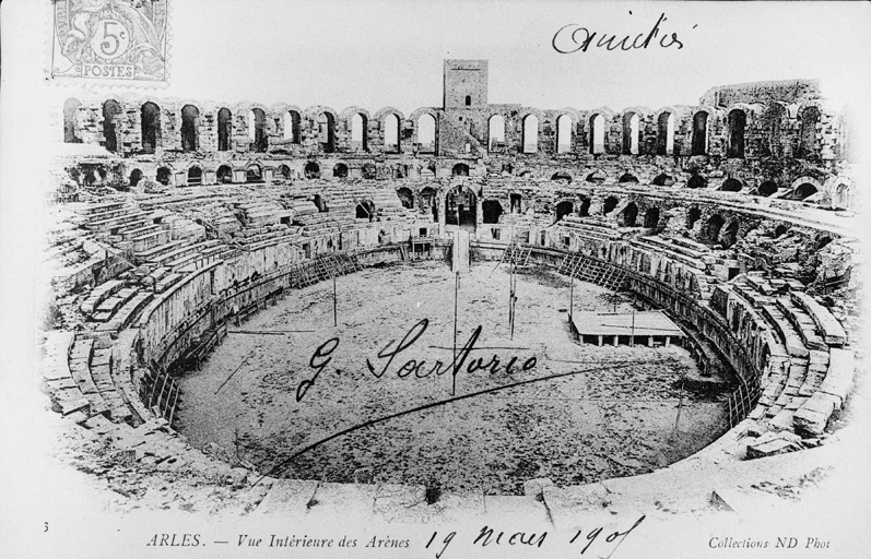 Vue intérieure des arènes en 1905. Collection N.D. Etablissements photographiques de Neurdein Fres. Paris.