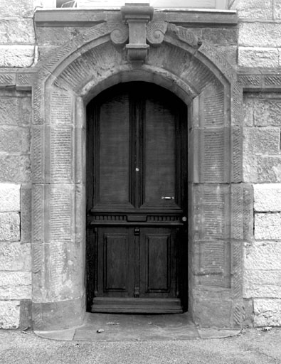 Corps de bâtiment occidental. Porte d'entrée.
