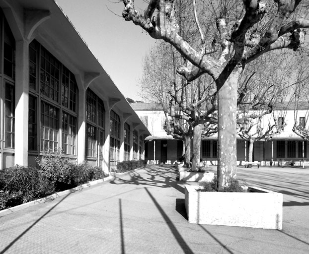 Préau et aile nord du corps de bâtiment principal.