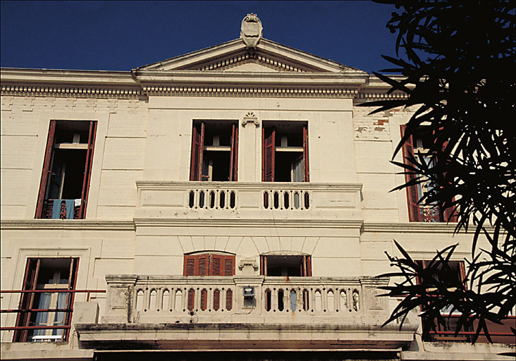 Façade antérieure : partie supérieure de la travée centrale.