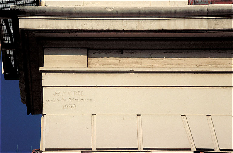 Façade antérieure : signature de l'architecte : J-B. MAUREL.