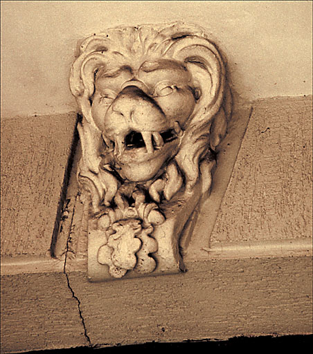 Façade antérieure : mufle de lion surmontant la porte d'entrée.