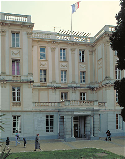 Façade nord de la partie de l'hôtel datant du 19e siècle.