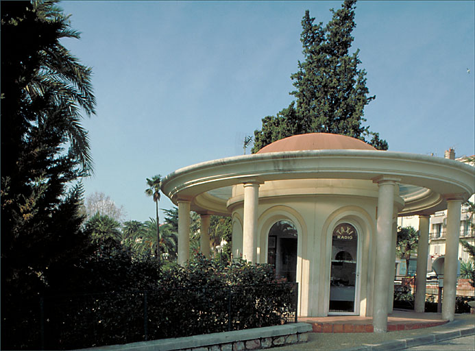 Kiosque situé à l'est de l'hôtel.