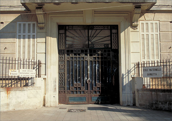 Façade antérieure. Portail d'entrée.