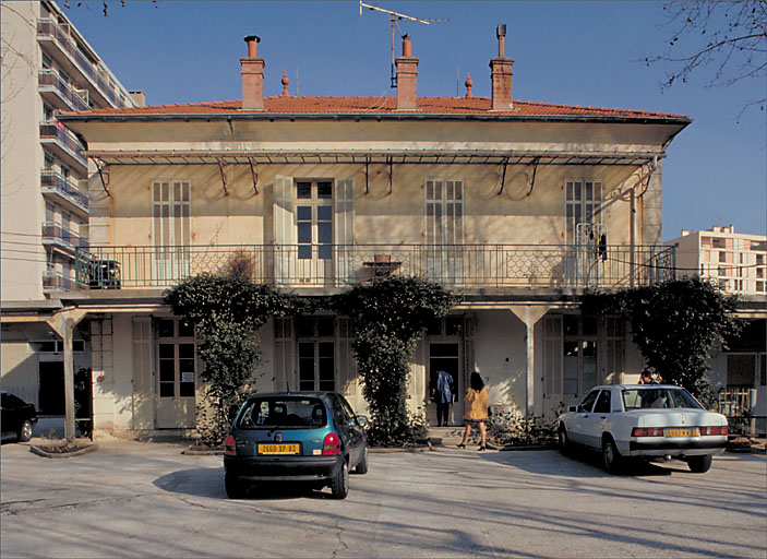 Pavillon de la directrice et services annexes.