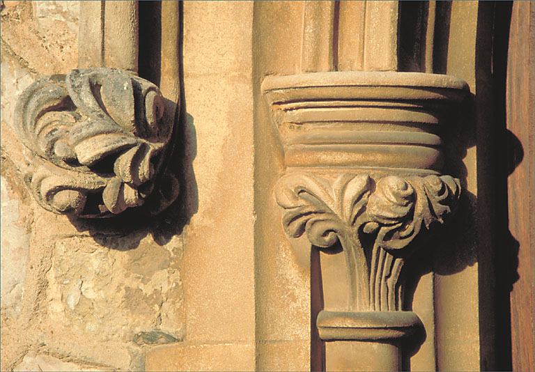 Porte occidentale. Culot et chapiteau sculptés.