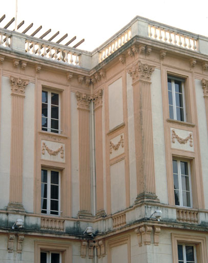 Façade nord de la partie de l'hôtel datant du 19e siècle. Détail.