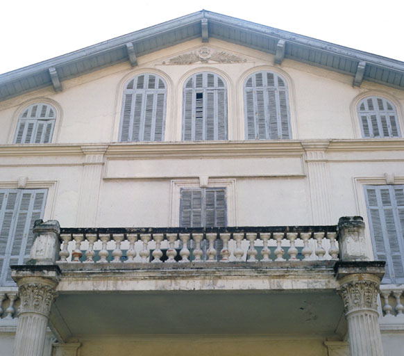 Façade antérieure : partie haute de la travée centrale.