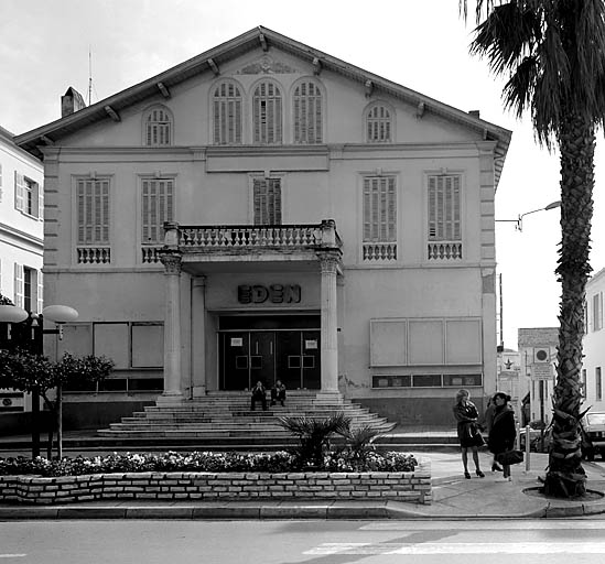 Vue d'ensemble de la façade antérieure.
