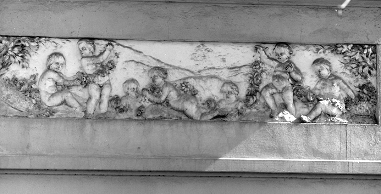 Façade latérale de l'ancien restaurant. Tableau de gypserie.