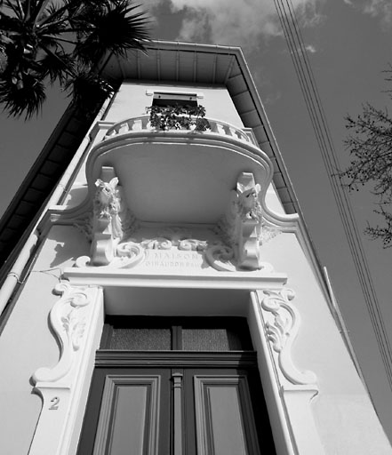 Section A5. Ilot 5. Parcelle 1526. 2, rue Charles Saint. Entrée. Détail des décors sculptés.