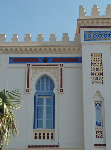 Façade sur rue. Premier étage. Travée gauche.