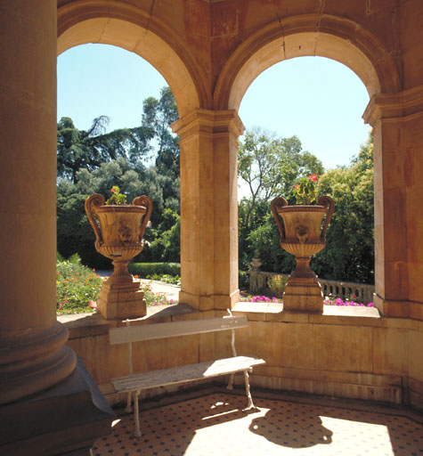 Vue prise de l'intérieur du porche.