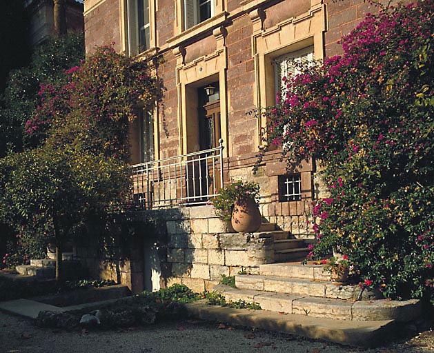 Ancien logement du sous-directeur. Entrée surélevée.
