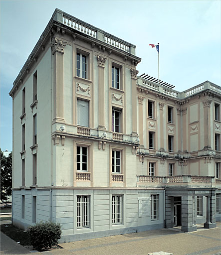 Façade nord de la partie de l'hôtel datant du 19e siècle. Vue de volume.