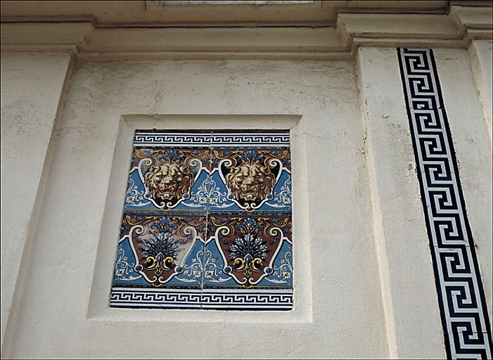 Section A3. Ilot 20. Parcelles 1022-1023. 30, 32, boulevard d'Orient. Parcelle 1023. Façade sud. Détail du décor de céramique