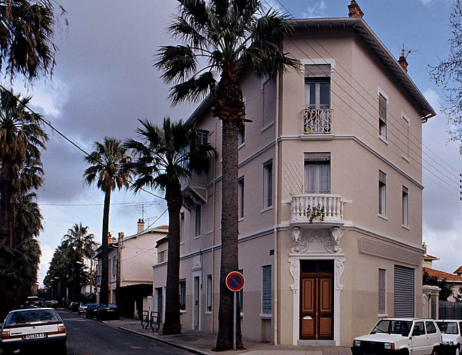 Section A5. Ilot 5. Parcelle 1526. 2, rue Charles Saint. Détail de l'entrée située dans un pan coupé.