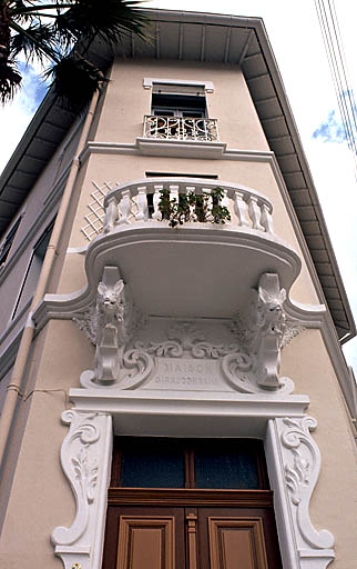Section A5. Ilot 5. Parcelle 1526. 2, rue Charles Saint. Détail de l'entrée située dans un pan coupé.