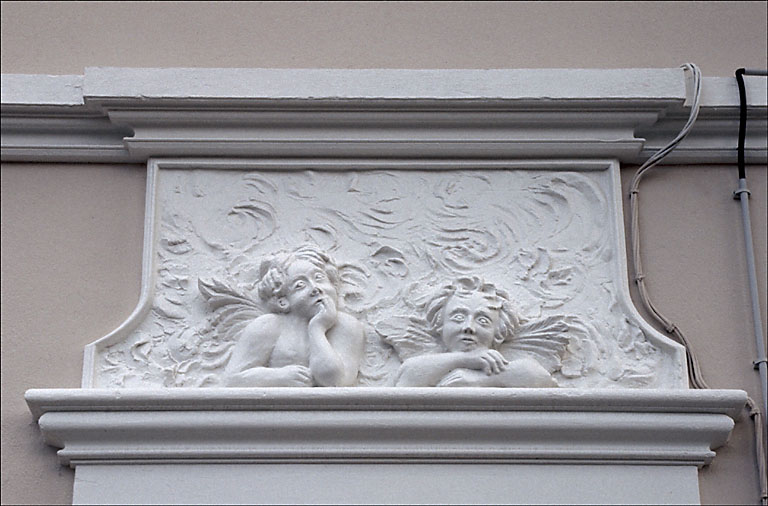Section A5. Ilot 5. Parcelle 1526. 2, rue Charles Saint. Façade nord-ouest. Détail du décor sculpté.