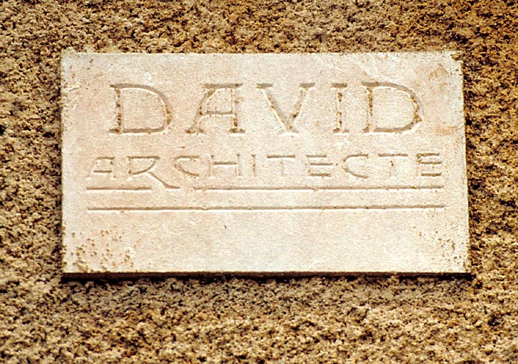 Façade nord. Détail. Signature de l'architecte Léon David. ; Section A5. Ilot 8. Parcelle 1516. 6, rue Paul Gensollen. Façade nord. Signature de l'architecte Léon David.
