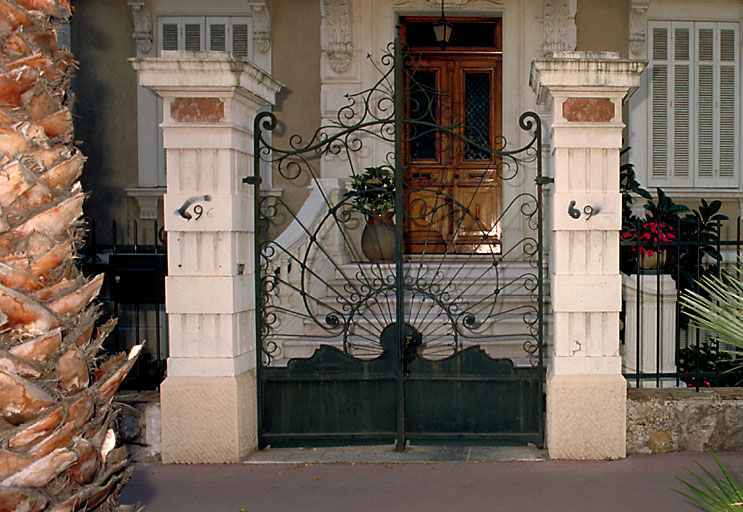 Section A6. Ilot 18. Parcelle 1860. 9, avenue Ernest Millet. Portail architecturé à ferronnerie Art Nouveau.