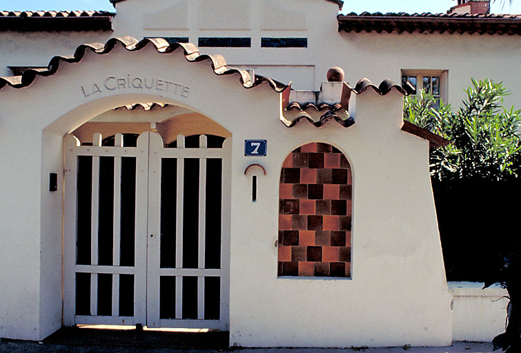 Section A6. Ilot 7. Parcelle 1932. 7, avenue Andrée-de-David-Beauregard. Portail architecturé à larmier en tuile creuse.