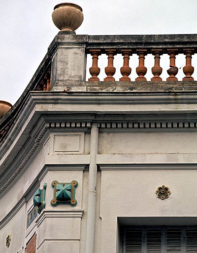 Section A6. Ilot 18. Parcelle 1856. 17, avenue Ernest Millet. Détail : balustrade de couronnement et vases en céramique.