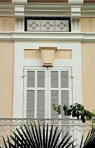 Section A6. Ilot 20. Parcelle 1869. 7, rue Pierre-Brossolette. Détail. Décor sculpté en céramique.