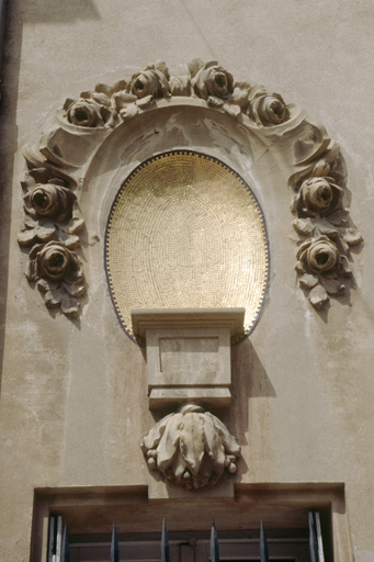 Section A7. 30, avenue Gambetta. Décor de la façade latérale : niche en médaillon.