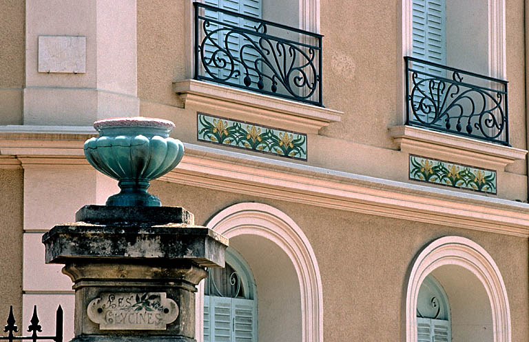 Section A6. Ilot 7. Parcelle 1945. 31, avenue Andrée-de-David-Beauregard. Détail des décors en céramique et en ferronnerie.