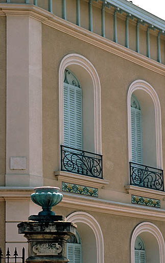Section A6. Ilot 7. Parcelle 1945. 31, avenue Andrée-de-David-Beauregard. Détail des décors en céramique et en ferronnerie.
