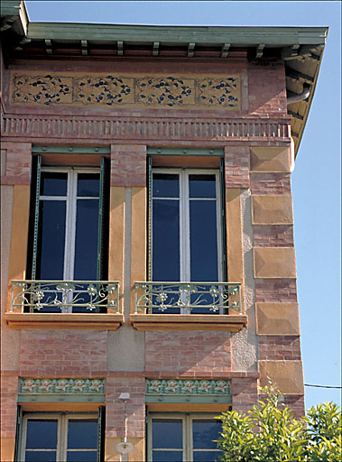 Section A6. Ilot 7. Parcelle 1943. 27, avenue Andrée-de-David-Beauregard. Façade sud. Détail. Fenêtres jumelées et frise de couronnement peinte.