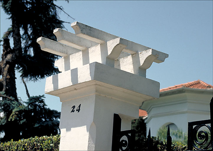 Section A6. Ilot 7. Parcelle 1916. 24, avenue François Arène. Pergola surmontant les piliers du portail.