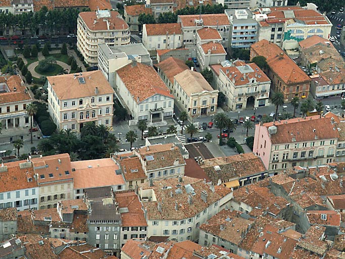 Vue aérienne prise du nord. ; Fig. 02. Vue aérienne de l'avenue Joseph Clotis prise du nord.