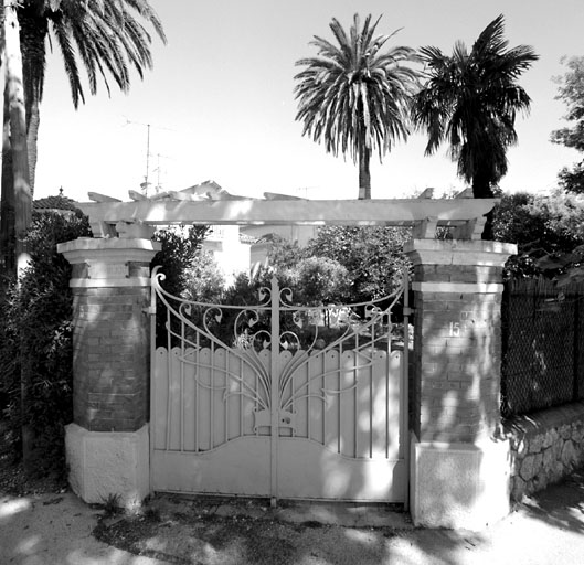 Section A5. Ilot 26. Parcelle 1014. 15, avenue du XVe Corps d'Armée. Portail Art Nouveau avec pergola.