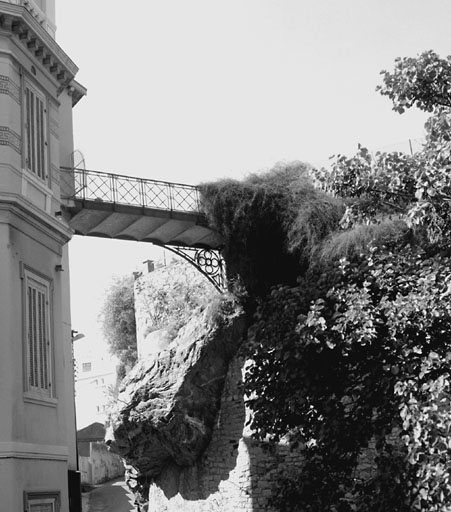 Pont au-dessus de l'avenue Edith Wharton.