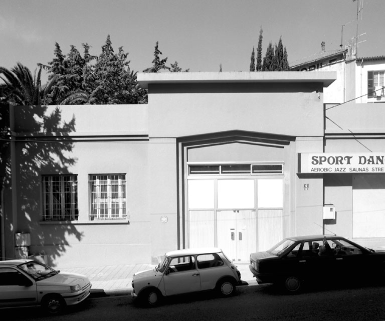 Garage signé L. Lantrua et daté 1931. 18, rue Séré de Rivières.