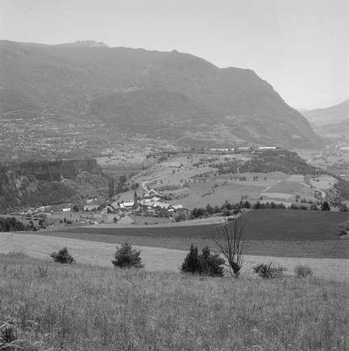 Vue générale prise du nord. Au premier plan, Eygliers ; à droite, Montdauphin ; à gauche, le terroir de Risoul.