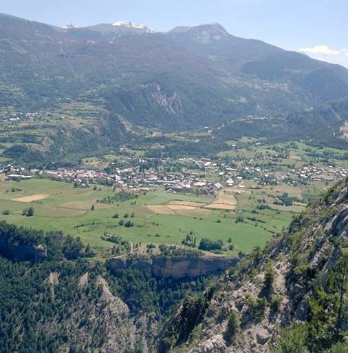 La ville de Guillestre et ses abords immédiats, vue prise du nord.