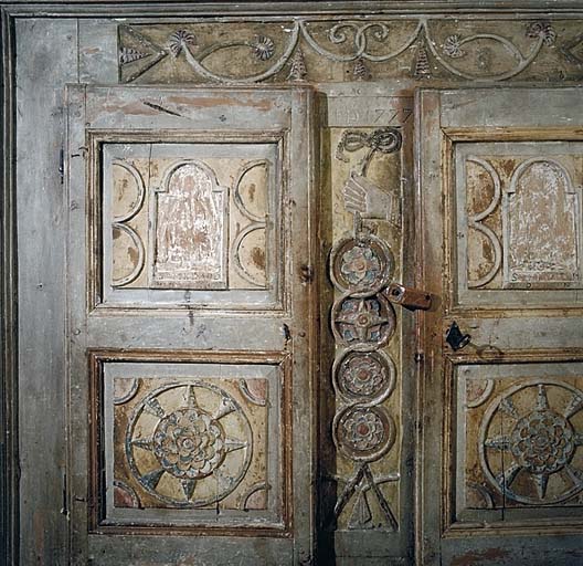 Vue rapprochée de la façade.