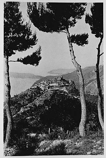 [Vue de situation du village d'Eze, depuis le nord-est], vers 1900.