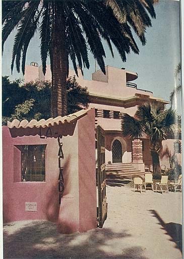 La maison vue du portail d'entrée du jardin.